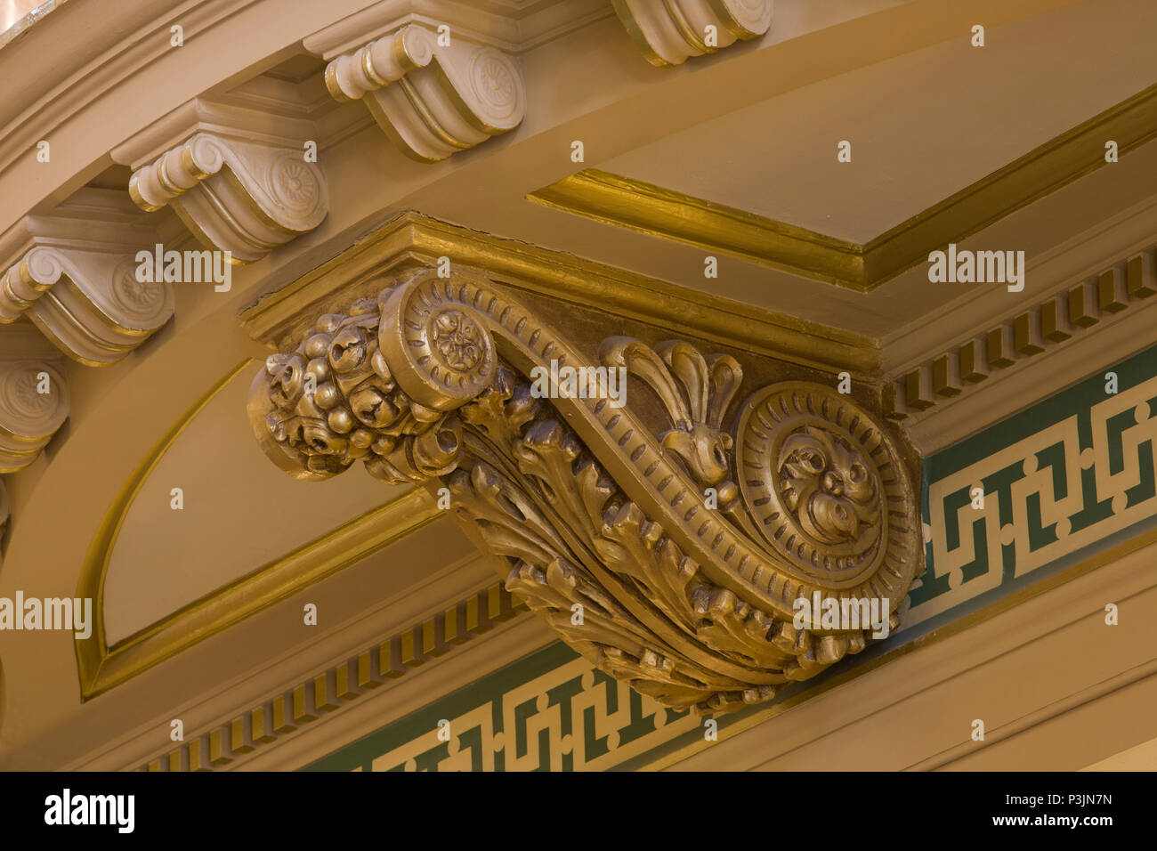 Close-up di classici antichi ornamenti dorati lungo pareti superiori nella Rotunda del Montana State Capitol, Helena, MT. Foto Stock