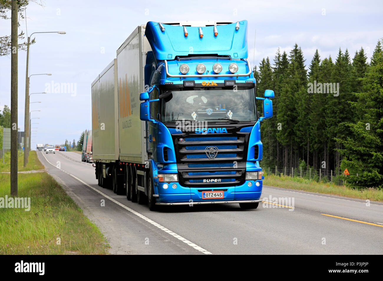 Blu super Scania R500 Road train di P e M Ojalehto Oy per OAK Oy Trasporto merci refrigerate sulla Highway 4 in Aanekoski, Finlandia - 15 giugno 2018. Foto Stock