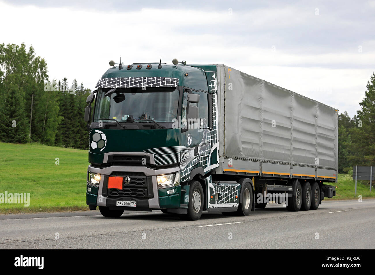 Il russo Renault Trucks T semi carrello personalizzato con tema calcio tira lungo il rimorchio in autostrada in estate. Uurainen, Finlandia - 15 giugno 2018. Foto Stock