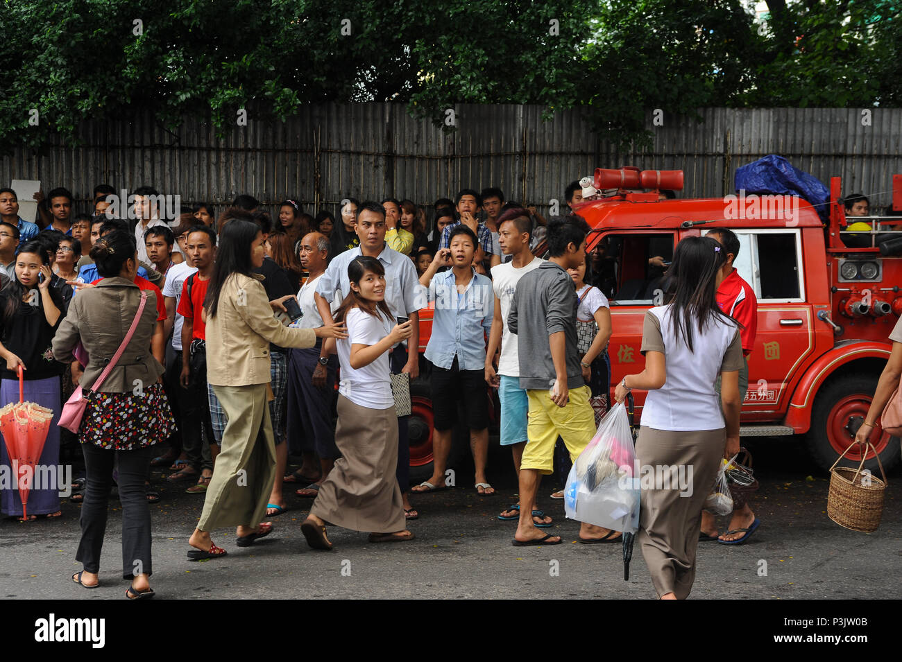 Yangon, Myanmar, turisti osservare una operazione di estinzione nel centro Foto Stock