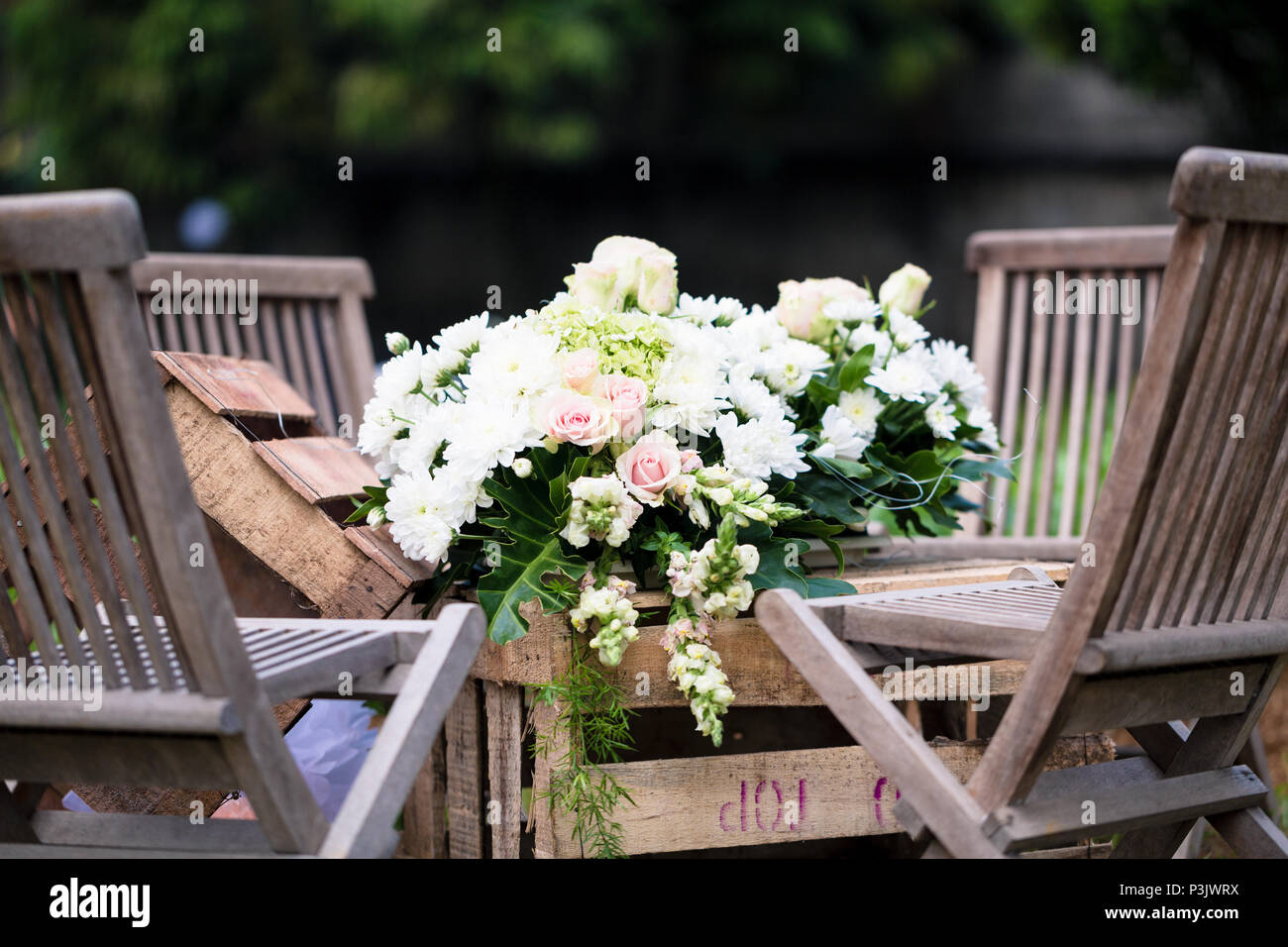 Nozze bouquet di fiori sul tavolo della reception Foto Stock