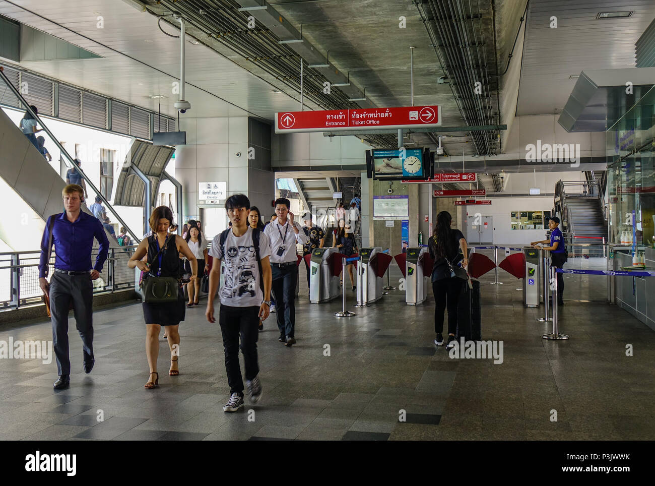 Bangkok, Thailandia - Apr 21, 2018. La gente al Siam BTS Station a Bangkok, in Thailandia. O BTS Skytrain è uno dei più comodi metodi per viaggiare aro Foto Stock