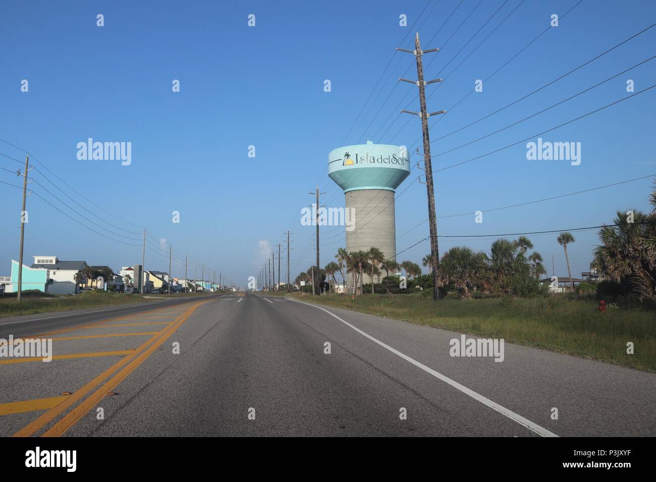 America suburbana, Texas, Stati Uniti. Paesaggio in prospettiva schematica di una strada, autostrada con water tower e poli di potenza. Foto Stock