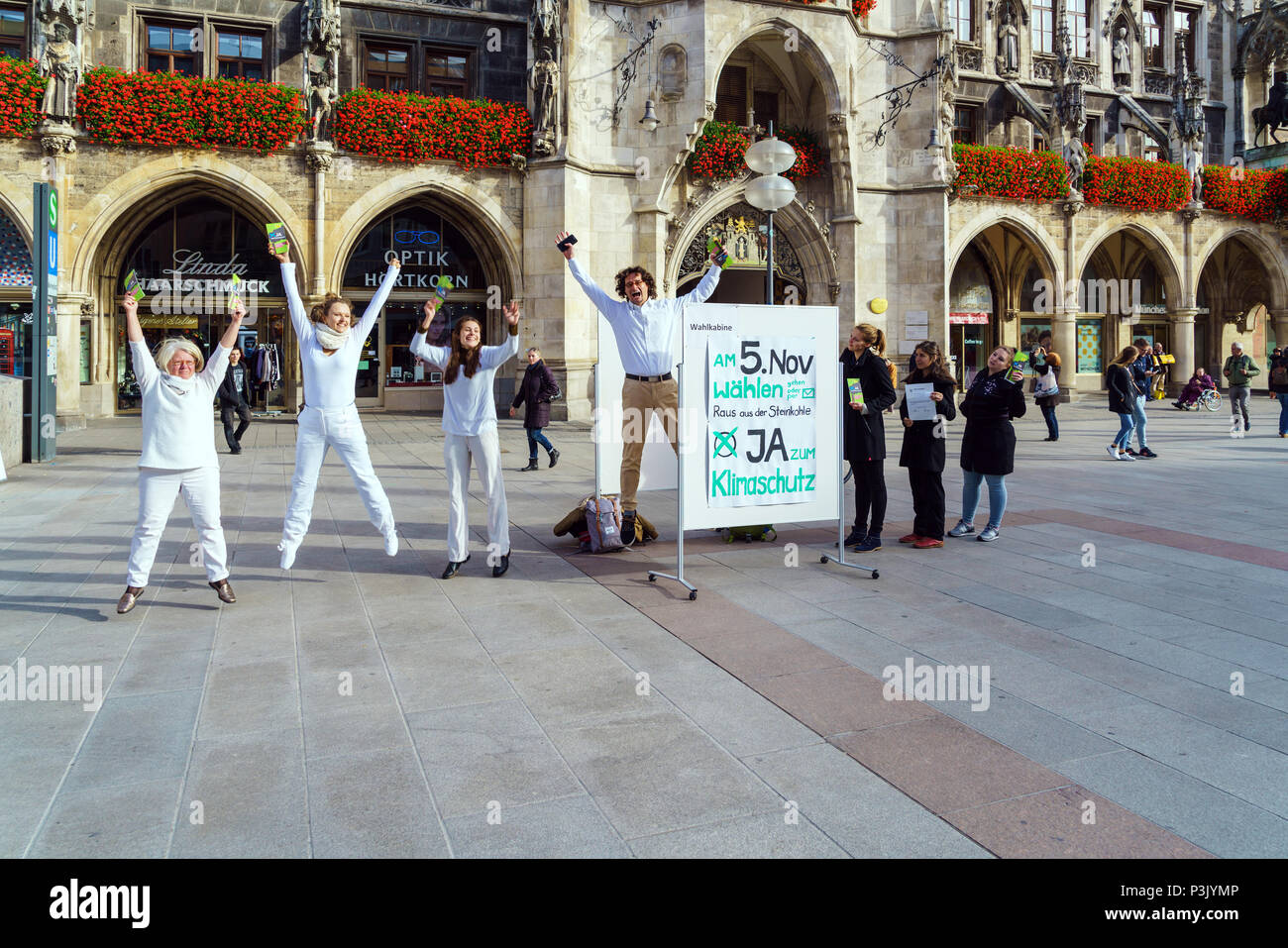Monaco di Baviera, Germania - 25 Ottobre 2017: politico picket di saltare gli attivisti ambientalisti contro il carbone per la Marienplatz Foto Stock