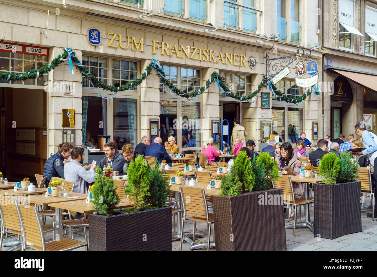 Monaco di Baviera, Germania - 25 Ottobre 2017: i bavaresi sono in appoggio ai tavoli della birra di ristoranti Foto Stock