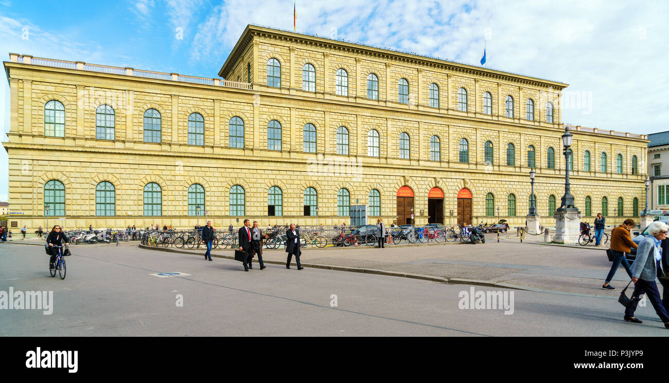 Monaco di Baviera, Germania - 20 Ottobre 2017: l'edificio del museo Residenz sulla Max-Joseph-Platz con un sacco di persone Foto Stock