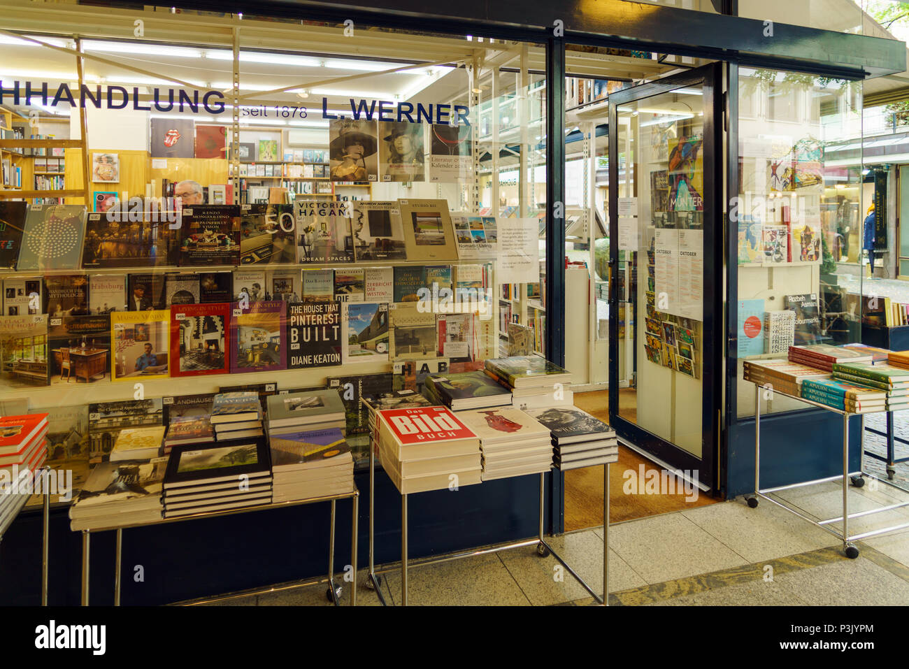 Monaco di Baviera, Germania - 20 Ottobre 2017: vetrine di una libreria con un gran numero di libri e riviste Foto Stock