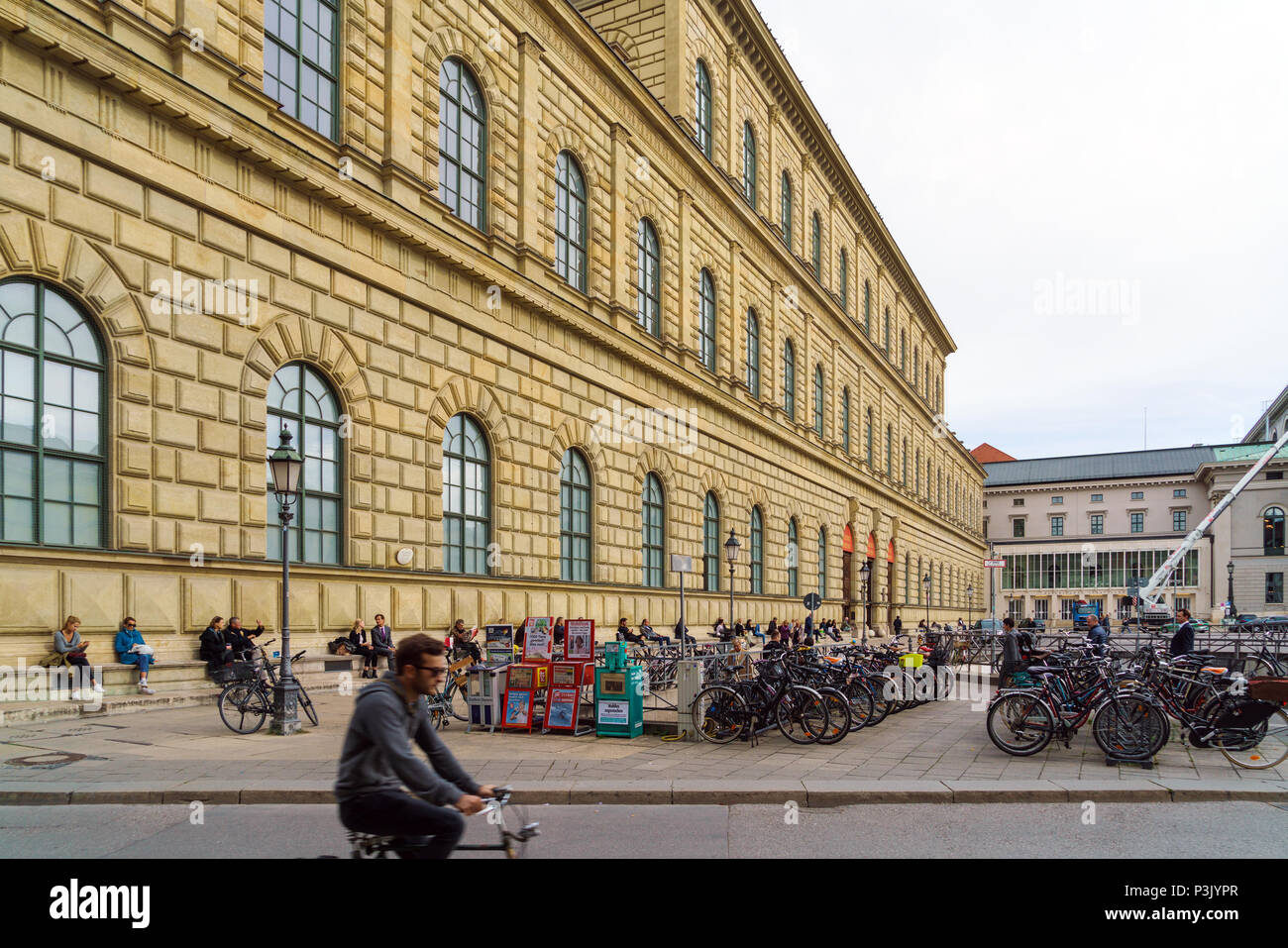 Monaco di Baviera, Germania - 20 Ottobre 2017: l'edificio del museo Residenz sulla Max-Joseph-Platz con un sacco di persone Foto Stock