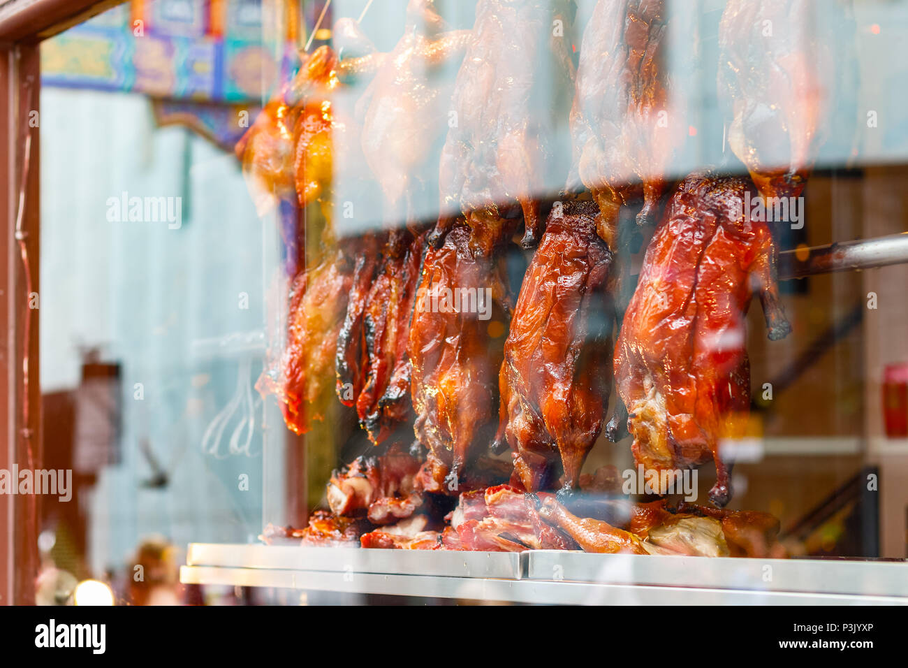 Righe di arrosto di anatre sul display a un ristorante cinese di Londra Chinatown Foto Stock