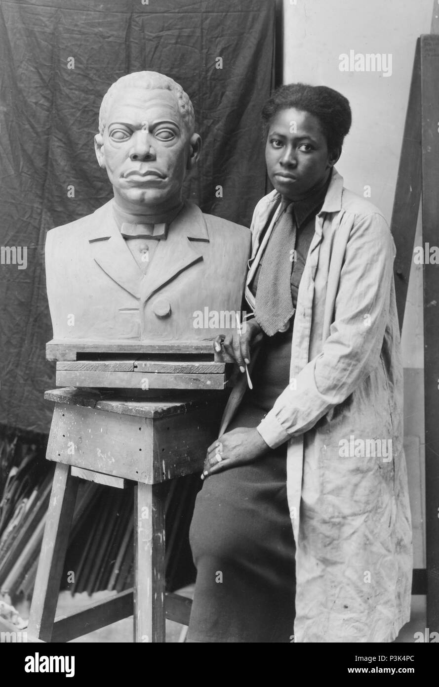 Selma Burke con il suo busto di Booker T. Washington. Selma Hortense Burke (1900 - 1995), scultore americano Foto Stock