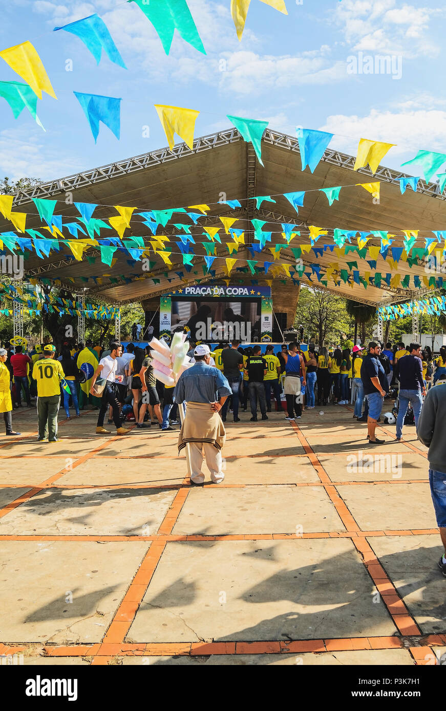 Campo Grande, Brasile - 17 Giugno 2018: brasiliani tifosi della squadra di calcio (Seleção Brasileira de Futebol) a Praça do Radio Clube per guardare la partita essere Foto Stock