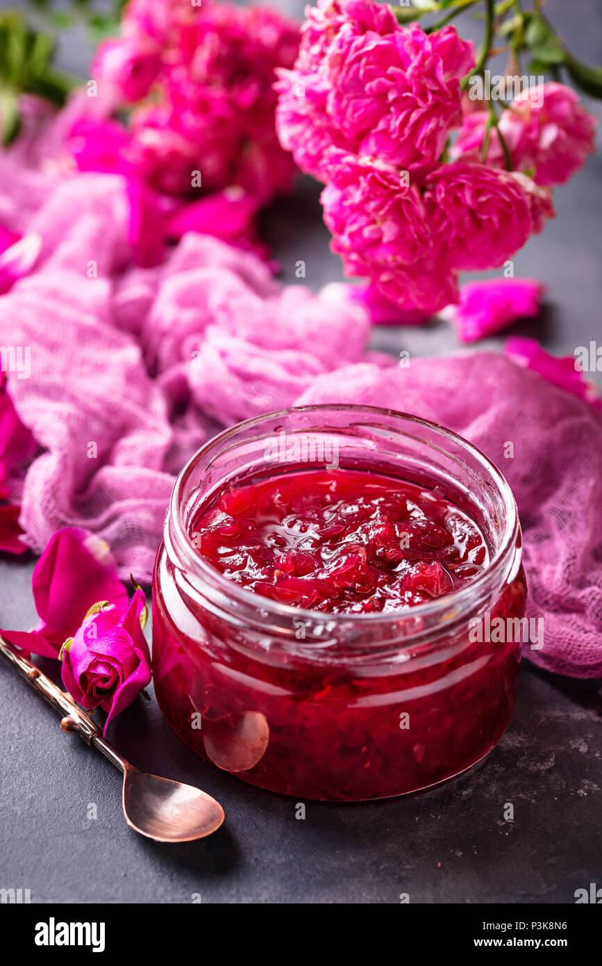 La marmellata di petali di rosa Foto stock - Alamy