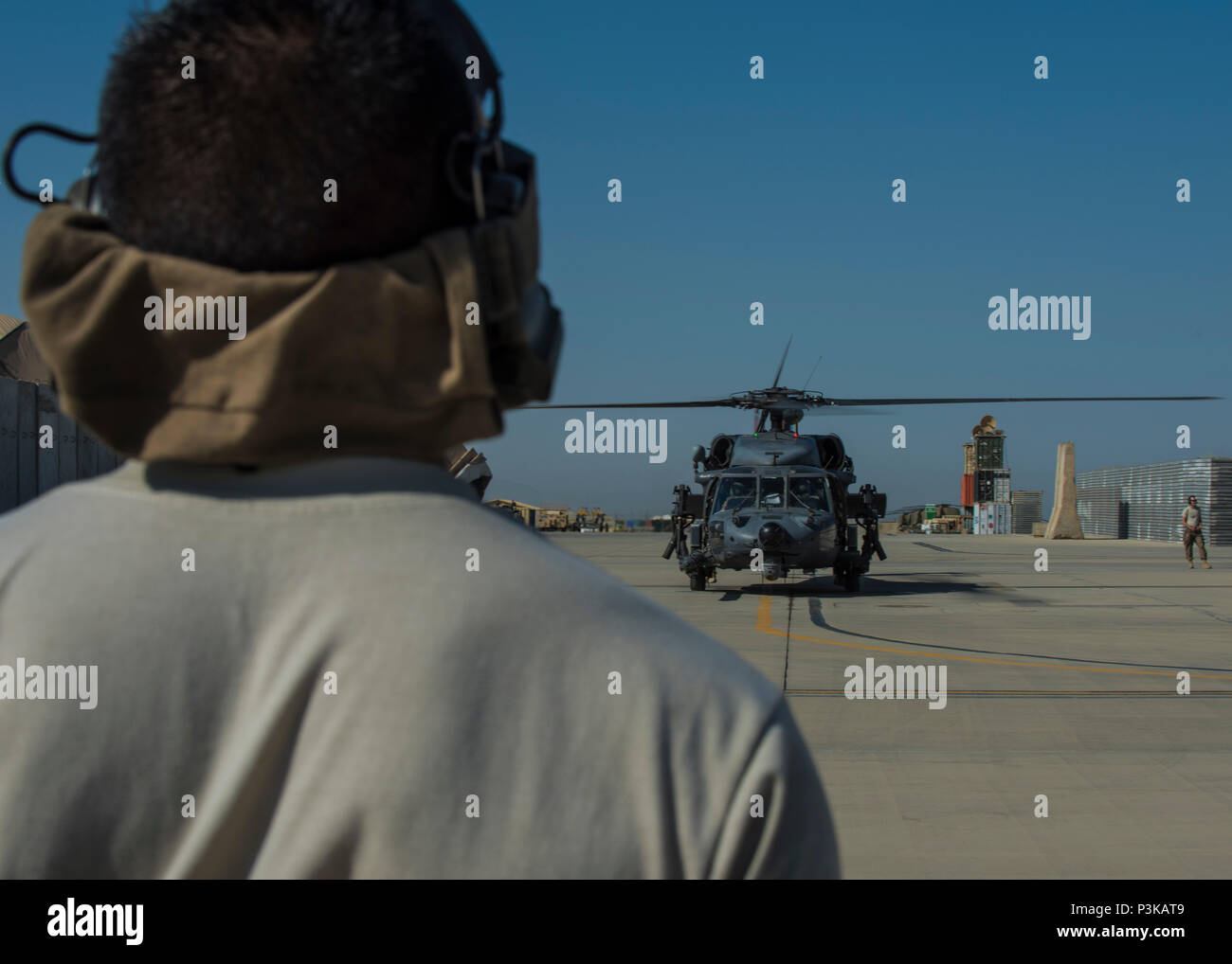 Airman 1. Classe Raul Perales, 455th Expeditionary Manutenzione aeromobili squadrone HH-60 cheif equipaggio, si prepara a effettuare il marshalling di un HH-60G Pave Hawk, Giugno 08, 2016, Bagram Airfield, Afghanistan. Perales marshalling dei piloti che si preparano a partecipare a una personale di esercizio di recupero. (U.S. Air Force foto di Senior Airman Justyn M. Freeman) Foto Stock