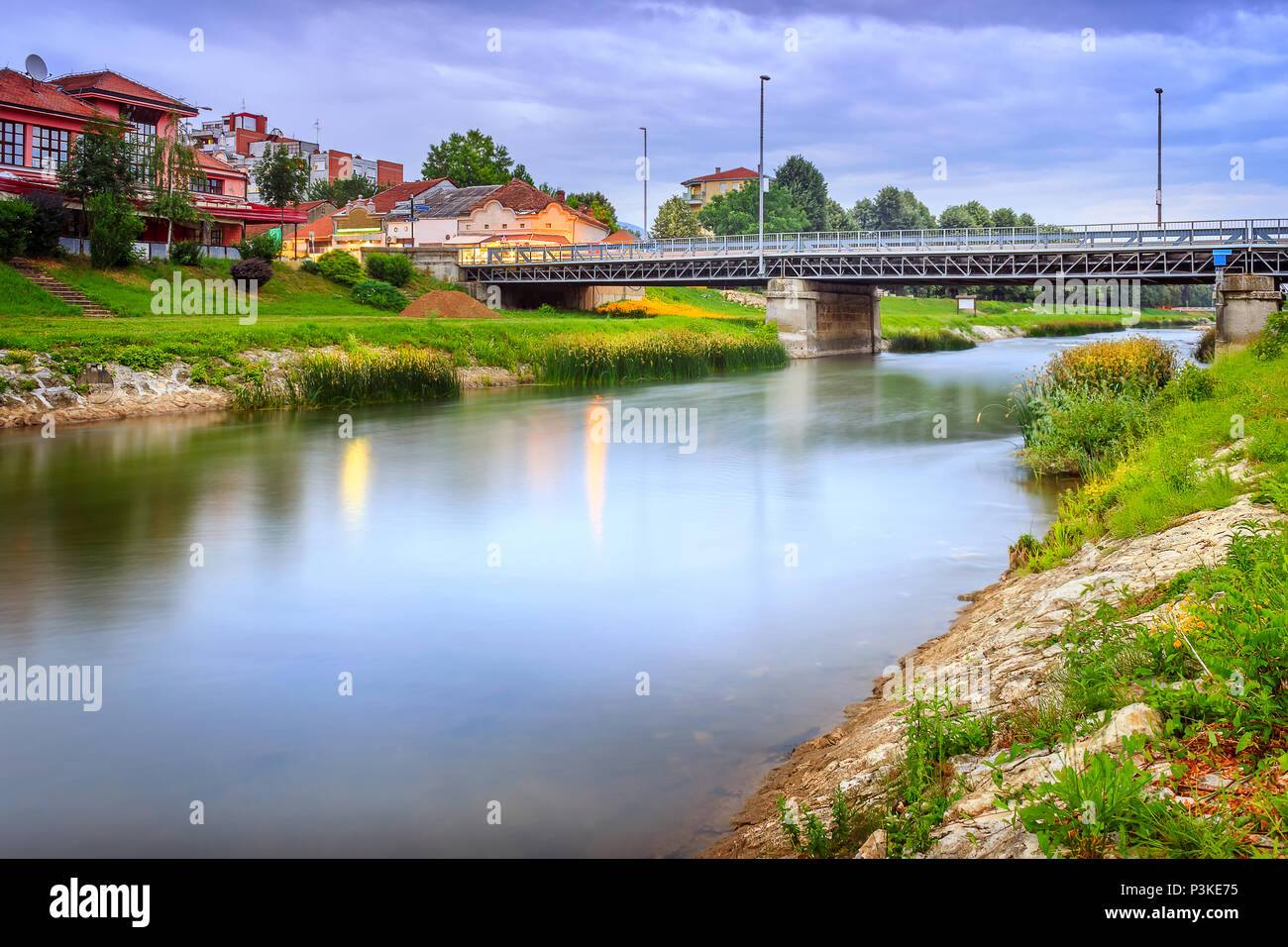 Ponte Centrale in Pirot, Serbia, chiamato Golemi più oltre il fiume Nisava durante il crepuscolo Foto Stock