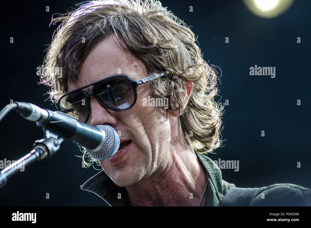 Richard ashcroft esibirsi con la verve immagini e fotografie stock ad