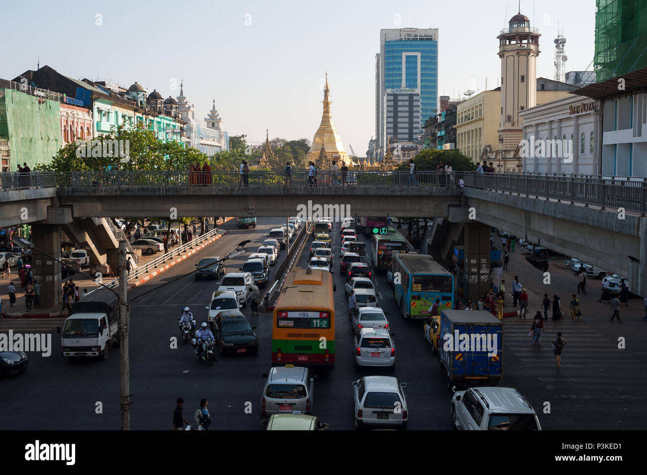 Yangon, Myanmar, il traffico lungo la Sule Pagoda Road di Yangon Foto Stock