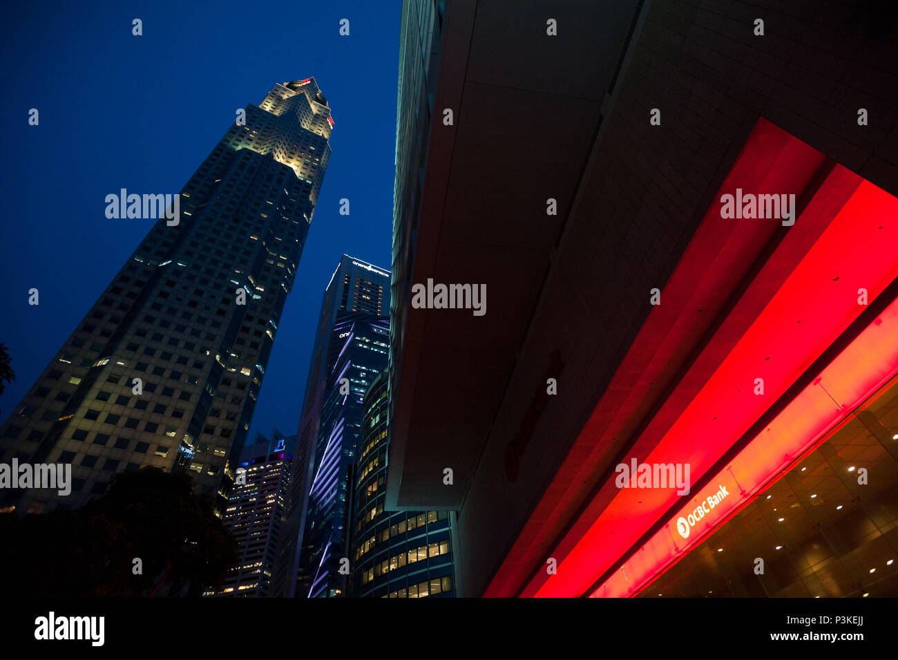 Singapore Repubblica di Singapore, lit bank building di sera Foto Stock