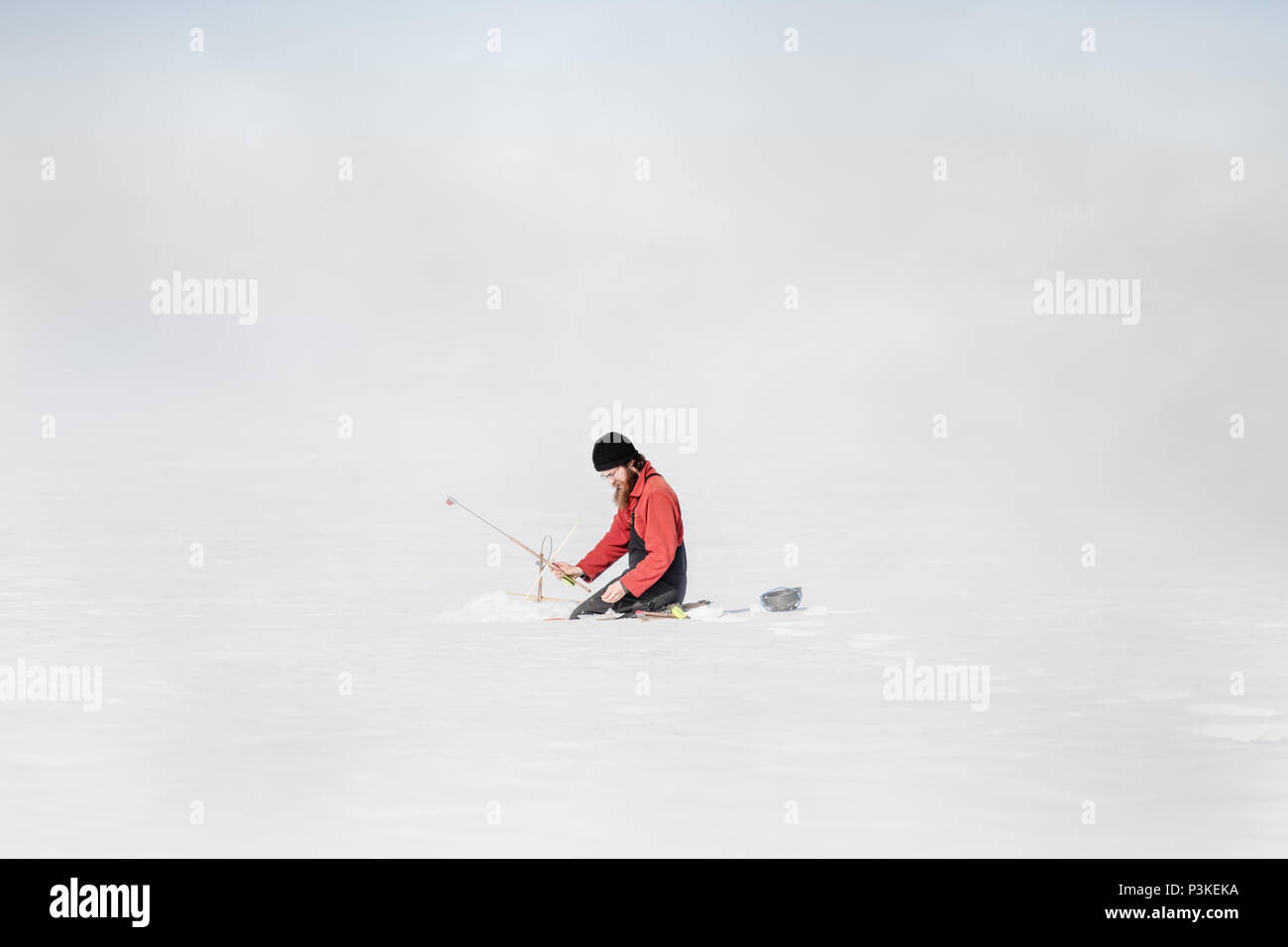 Tradizionali di pesca sul ghiaccio uomo Yukon Canada Foto Stock