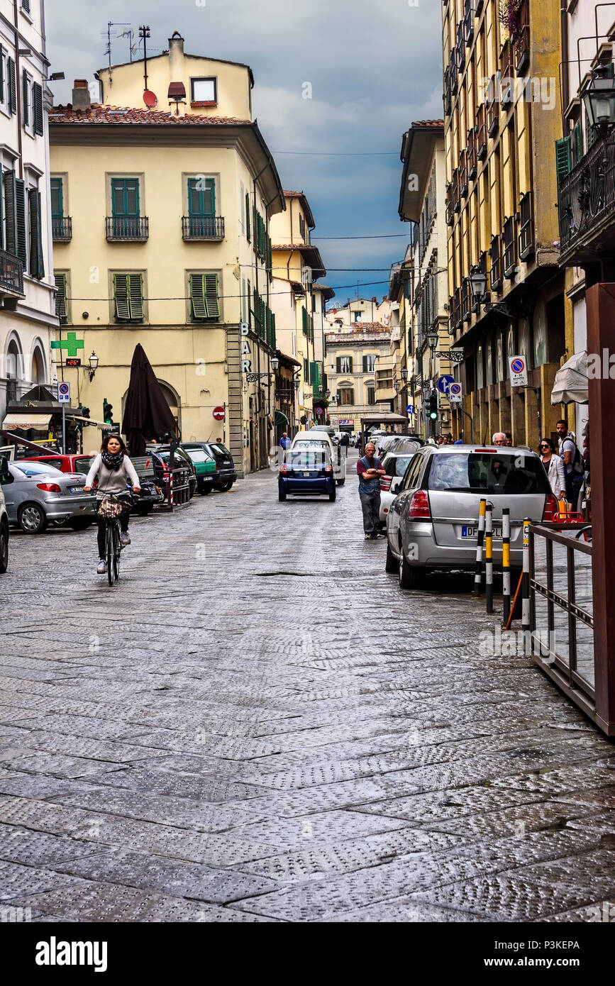 Firenze, Italia - Giugno 9, 2016: pedoni lungo una stretta strada acciottolata nella città di Firenze, Italia. Foto Stock