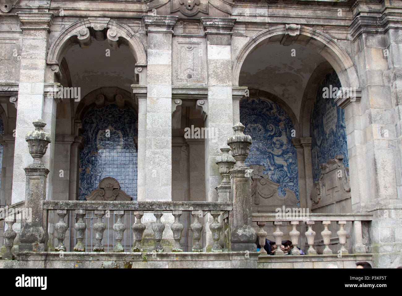 Azuejlos tileson un portico della cattedrale di Porto Foto Stock