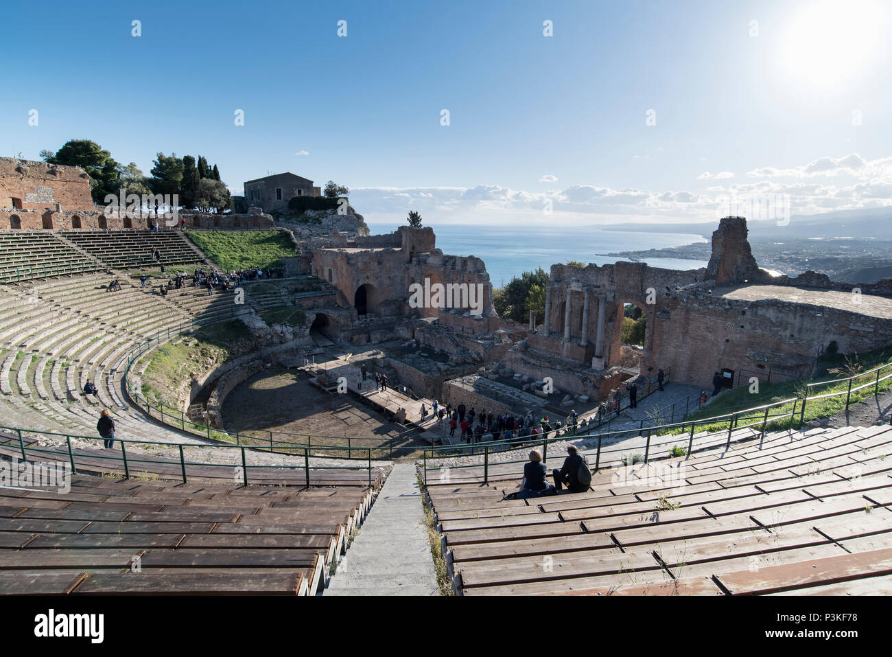 Il Greco antico anfiteatro romano di Taormina, Sicilia, Italia Foto Stock