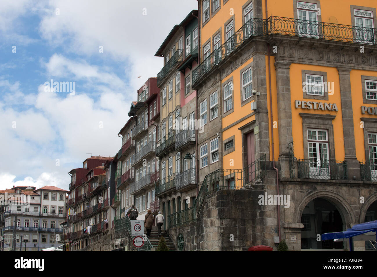 Colorate terrazze delle case, i bar e i ristoranti vicino al lungomare nel quartiere Ribeira di Porto, Portogallo Foto Stock