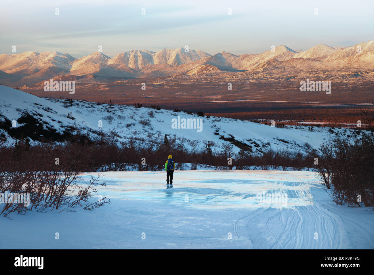 Ragazza camminare sul fiume congelato paesaggio Yukon Canada Foto Stock