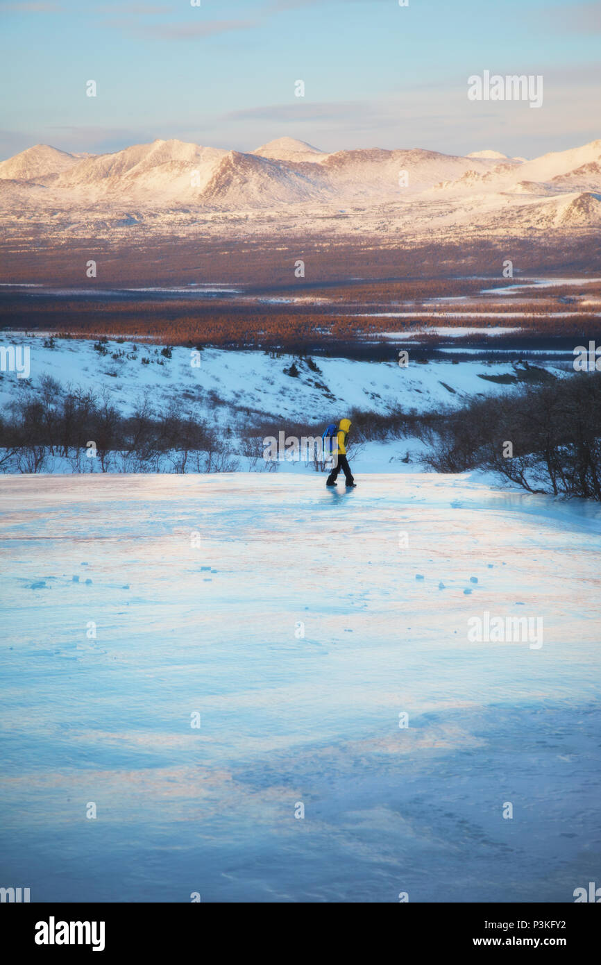 Ragazza camminare sul fiume congelato paesaggio Yukon Canada Foto Stock