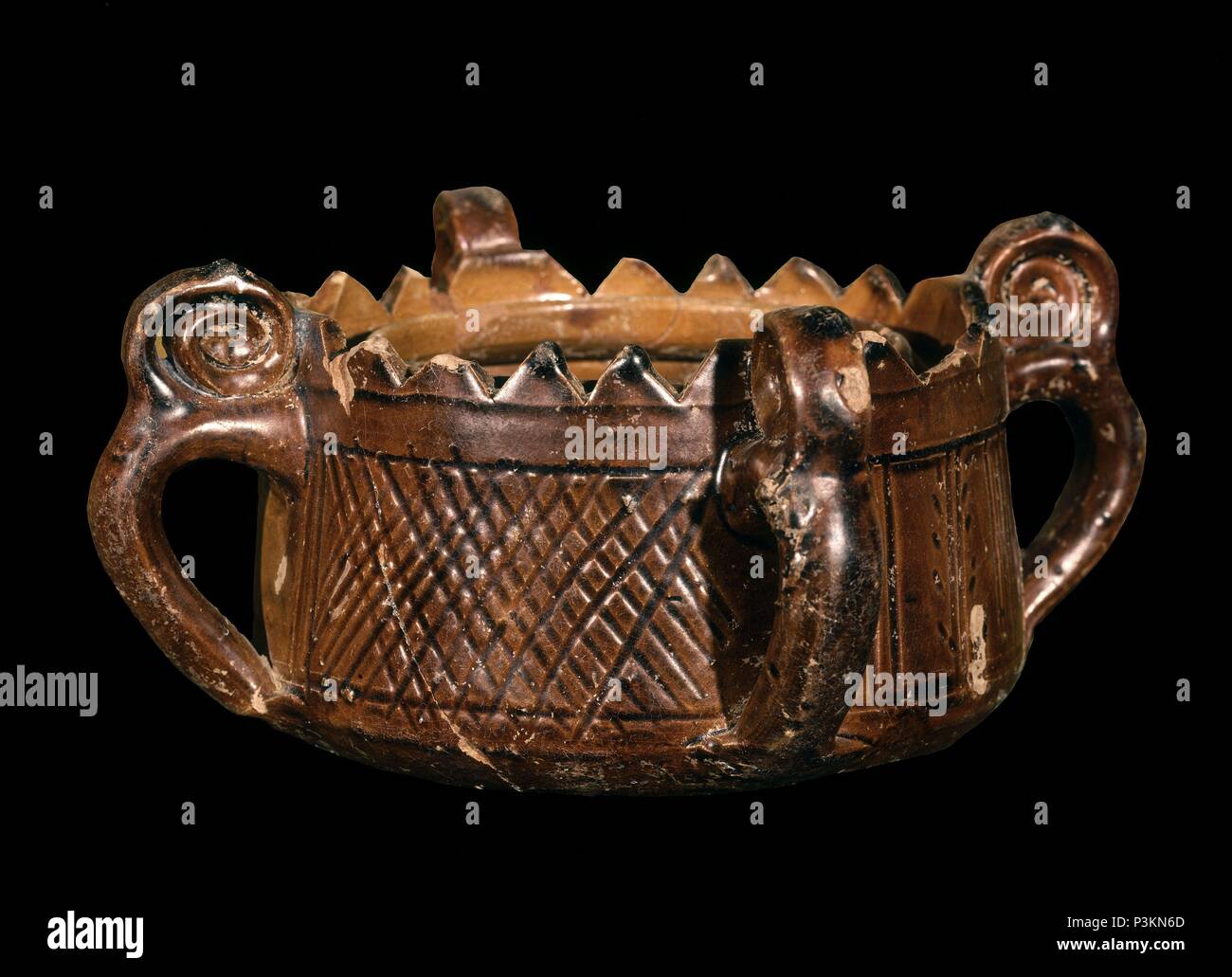 MARMITA PROCEDENTE DE MEDINA Elvira, ATARFE (Granada) FECHADA ENTRE EL AÑO 912 Y EL 1010. Posizione: MUSEO ARQUEOLOGICO-CERAMICA HISPANOMUSULMANA, Granada, Spagna. Foto Stock