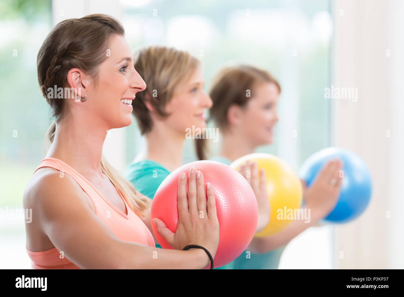 Le giovani donne a praticare lo yoga durante il recupero postnatale lezione Foto Stock