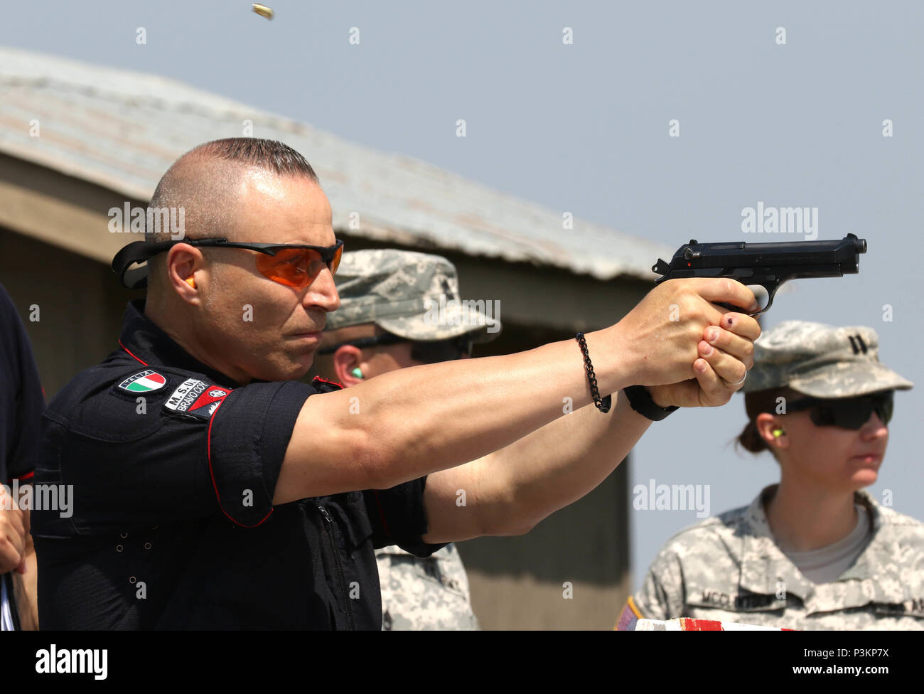 Un membro di ther Carabinieri, dalla multinazionale unità specializzate, incendi a simulare un nemico durante un tiro pratico esercizio su Camp Bondsteel, Kosovo Luglio 1, 2016. I membri dell'italiano-led MSU ha collaborato con i membri di Stati Uniti e tedesco delle forze armate durante l'esercizio, che mirava a testare il soldato della capacità di sparare, spostare e comunicare mentre è sotto pressione. Stati Uniti e le forze della NATO hanno contribuito alle Nazioni Unite-affidata la missione di mantenimento della pace in Kosovo a partire dal giugno 1999. (U.S. Foto dell'esercito da: Staff Sgt. Thomas Duval, multinazionale battaglia Group-East affari pubblici) Foto Stock