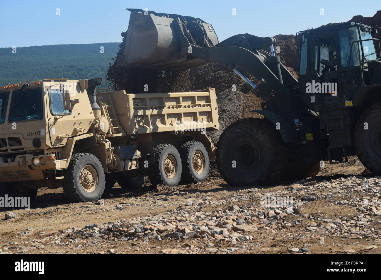 Ingegnere 841st battaglione, U.S. La riserva di esercito di arrivare a Novo Selo Area Formazione, Bulgaria sito in costruzione il 30 giugno 2016 durante il funzionamento la risoluta castello 16. (U.S. Foto dell'esercito da 1Lt. Matthew Gilbert, ingegnere 194th brigata, Tennessee esercito nazionale Guard) Foto Stock