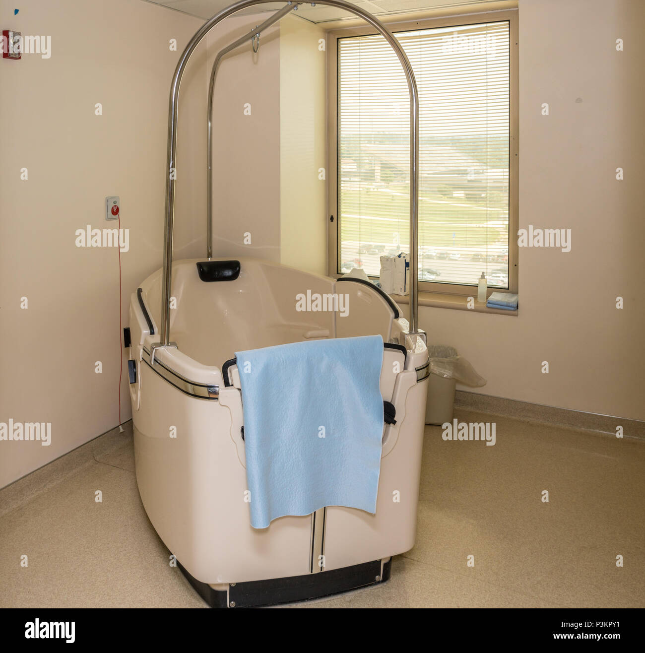 Pool di parto per l'acqua di nascita in ospedale reparto di maternità Foto Stock