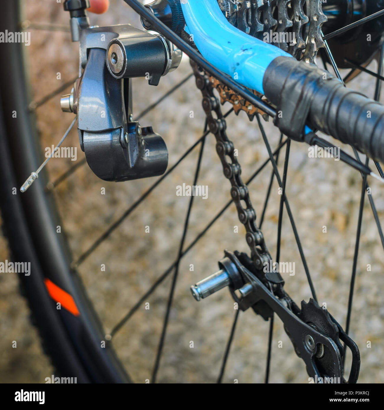 Parte posteriore deragliatore di bicicletta è sceso al di là in mezzo. Deragliatore posteriore di bicicletta piede è staccato dal corpo. Moto imprevisto guasto. Foto Stock