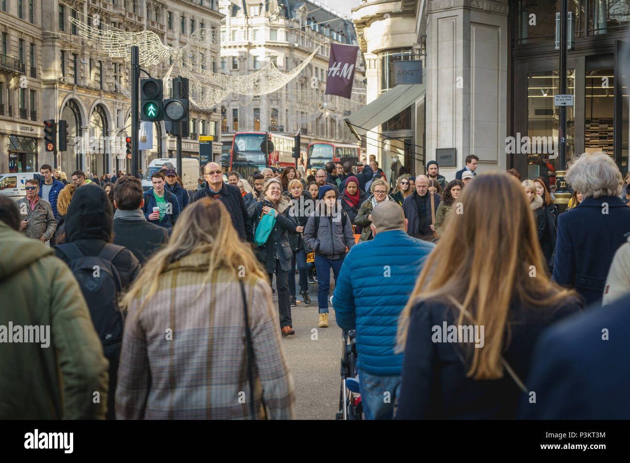 London, Regno Unito - Novembre 2017. Decorate Regents Street affollate di persone per lo shopping di Natale. Formato orizzontale. Foto Stock