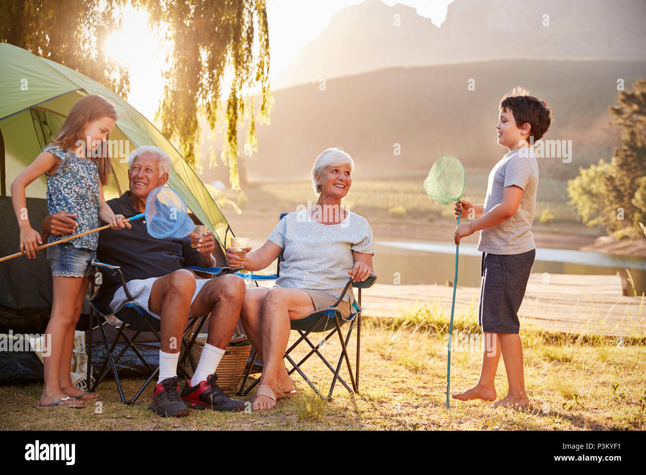 I nipoti di Nonni su campeggio vacanza sul Lago di Garda Foto Stock