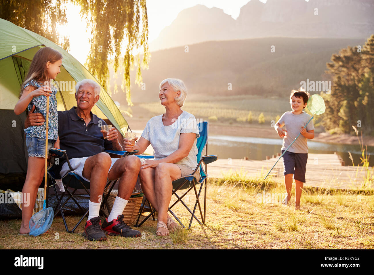 I nipoti di Nonni su campeggio vacanza sul Lago di Garda Foto Stock