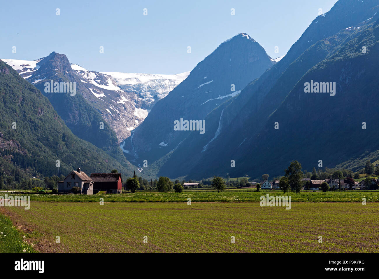 Lago Oldevatnet con Briksdalsbreen/Melkevollbreen al retro di parti di Jostedalsbreen e una famosa vista norvegese Foto Stock