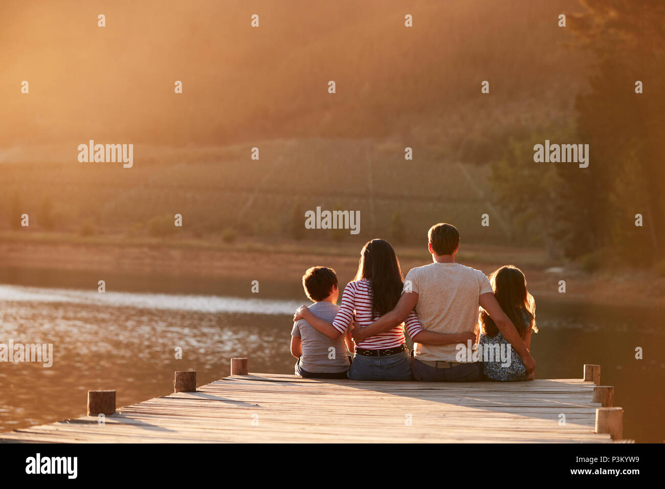 Vista posteriore della famiglia in piedi sul pontile in legno sul Lago di Garda Foto Stock Vista posteriore della famiglia in piedi sul pontile in legno sul Lago di Garda Foto Stock
