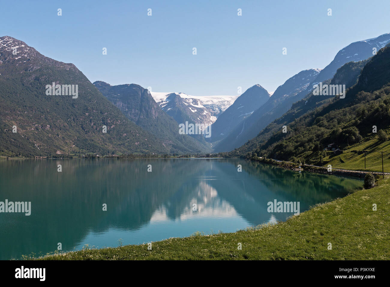 Lago Oldevatnet con Briksdalsbreen/Melkevollbreen al retro di parti di Jostedalsbreen e una famosa vista norvegese Foto Stock