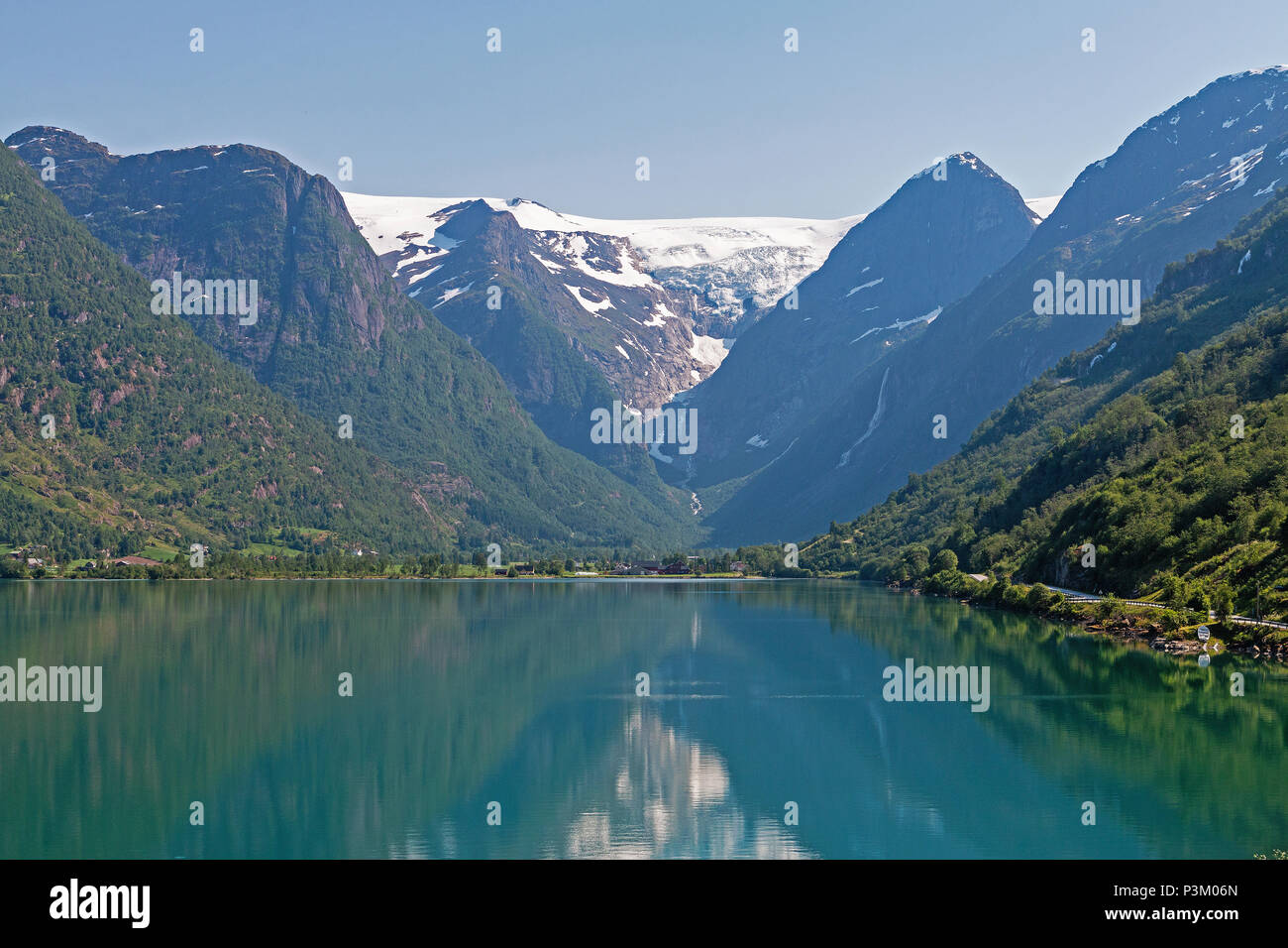 Lago Oldevatnet con Briksdalsbreen/Melkevollbreen al retro di parti di Jostedalsbreen e una famosa vista norvegese Foto Stock