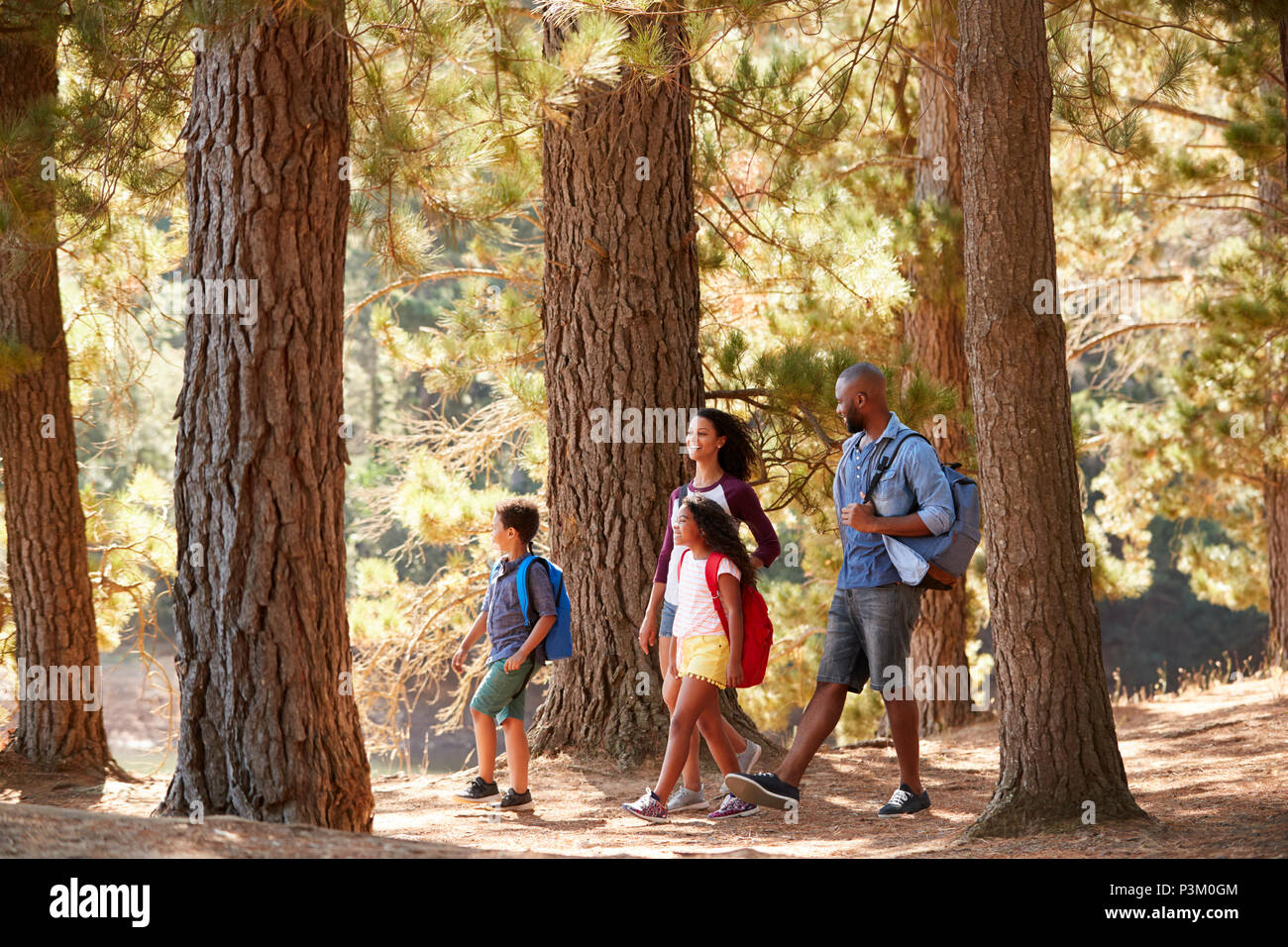 Famiglia su escursioni avventura attraverso boschi dal lago Foto Stock