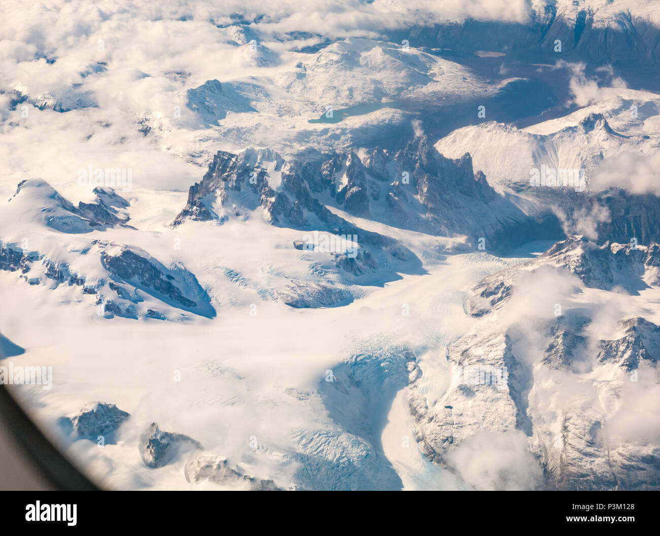 Vista dalla finestra aereo della coperta di neve montagna Ande picchi con ghiacciai, Patagonia meridionale del campo di ghiaccio, Patagonia, Cile, Sud America Foto Stock