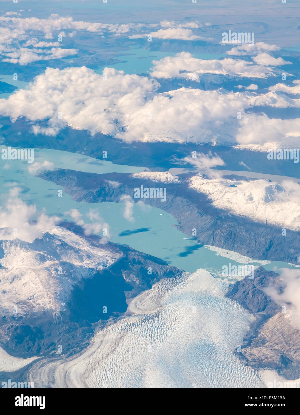 Vista dalla finestra aereo della coperta di neve montagne delle Ande con laghi, di ghiacciai, iceberg, Patagonia meridionale del campo di ghiaccio, Patagonia, Cile Foto Stock