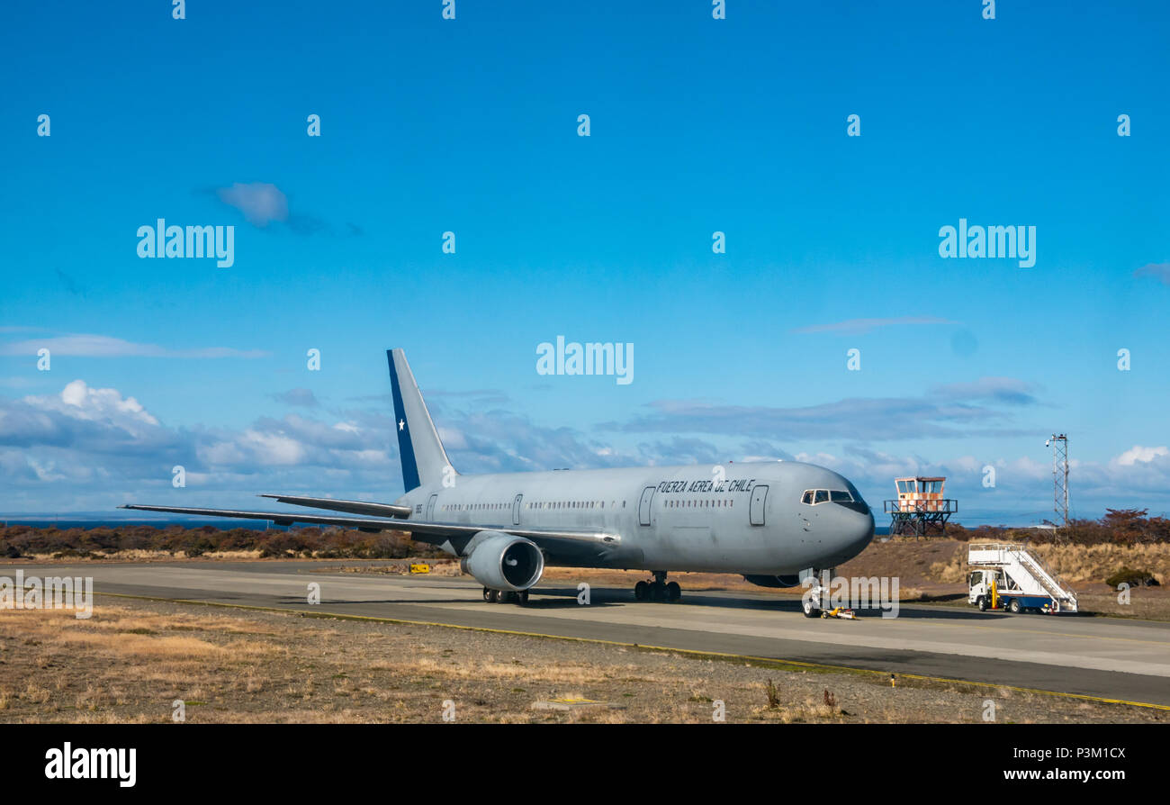 Aviazione cilena aereo militare sulla pista, Punta Arenas aeroporto, Patagonia, Cile, Sud America Foto Stock