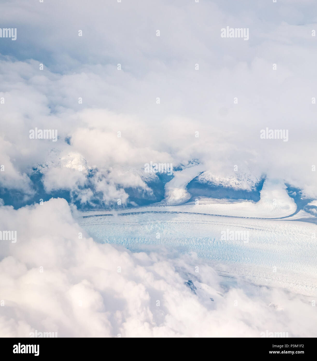 Vista dalla finestra dell'aereo di un grande ghiacciaio, le montagne delle Ande, il campo di ghiaccio della Patagonia meridionale, la Patagonia, il Cile, il Sud America Foto Stock