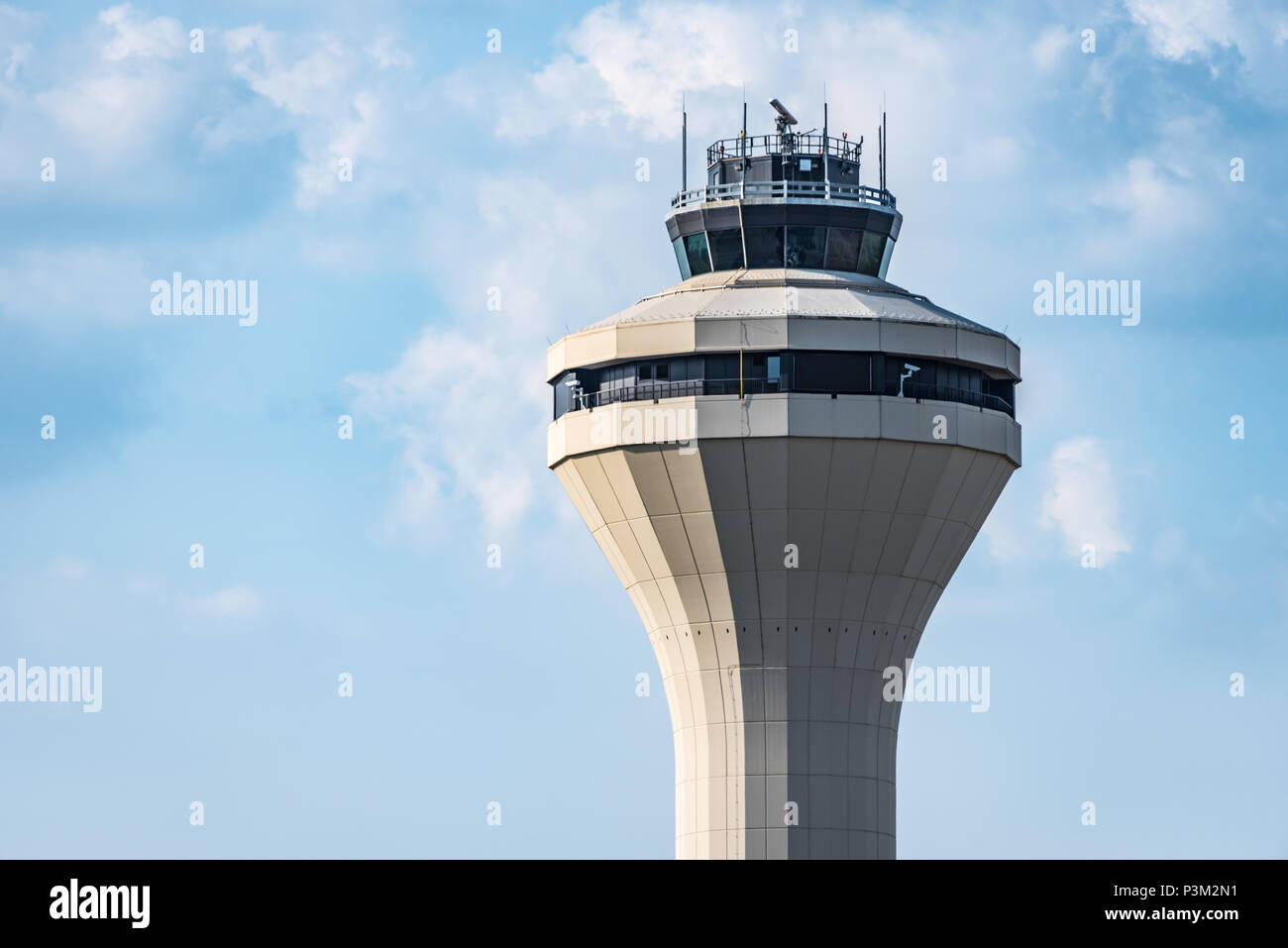 Il controllo del traffico aereo torre all'Aeroporto Internazionale di Memphis a Memphis, Tennessee. (USA) Foto Stock