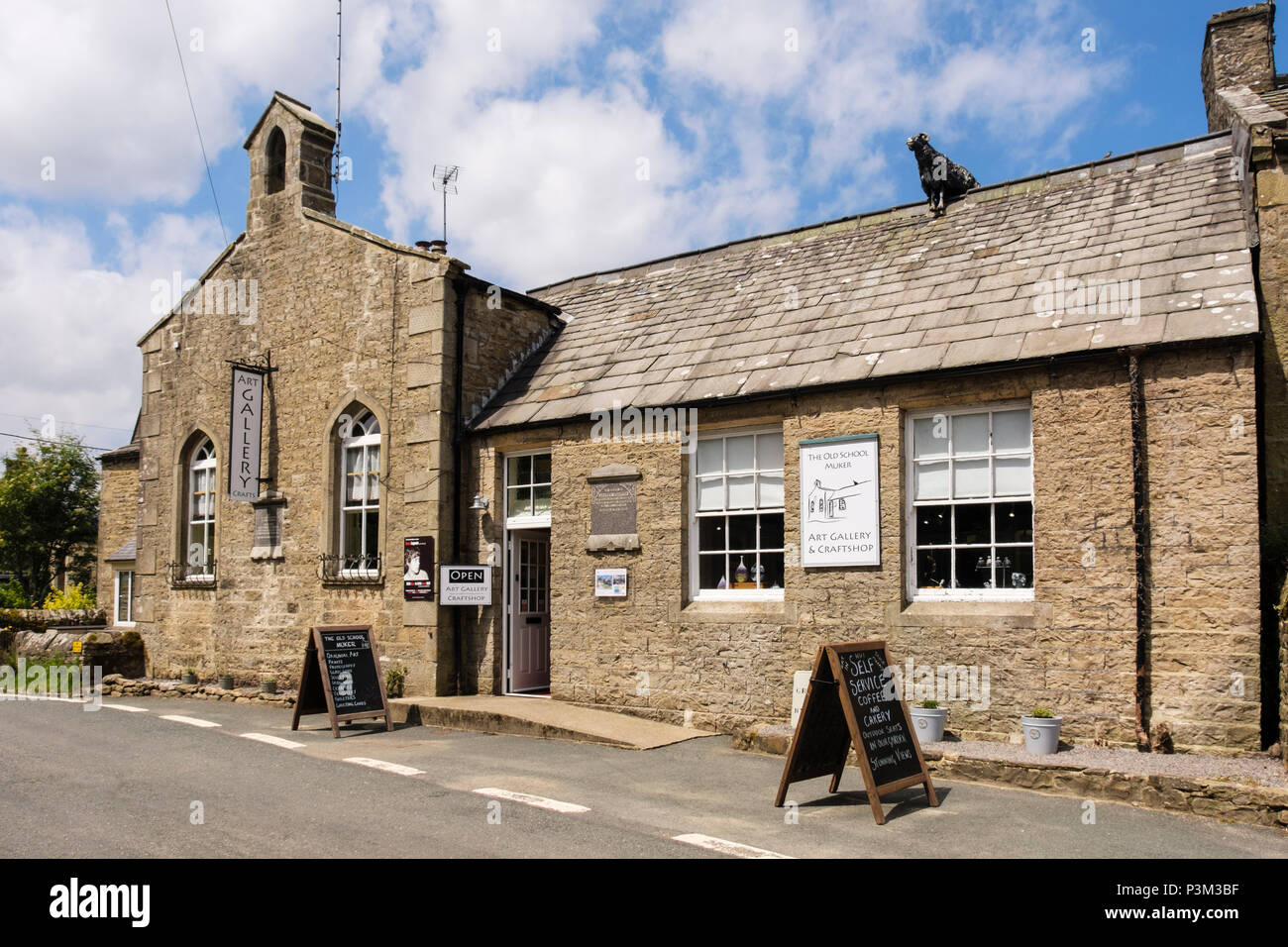 Galleria d'arte e Craftshop nella vecchia scuola. Muker, Swaledale, Yorkshire Dales National Park, North Yorkshire, Inghilterra, Regno Unito, Gran Bretagna Foto Stock
