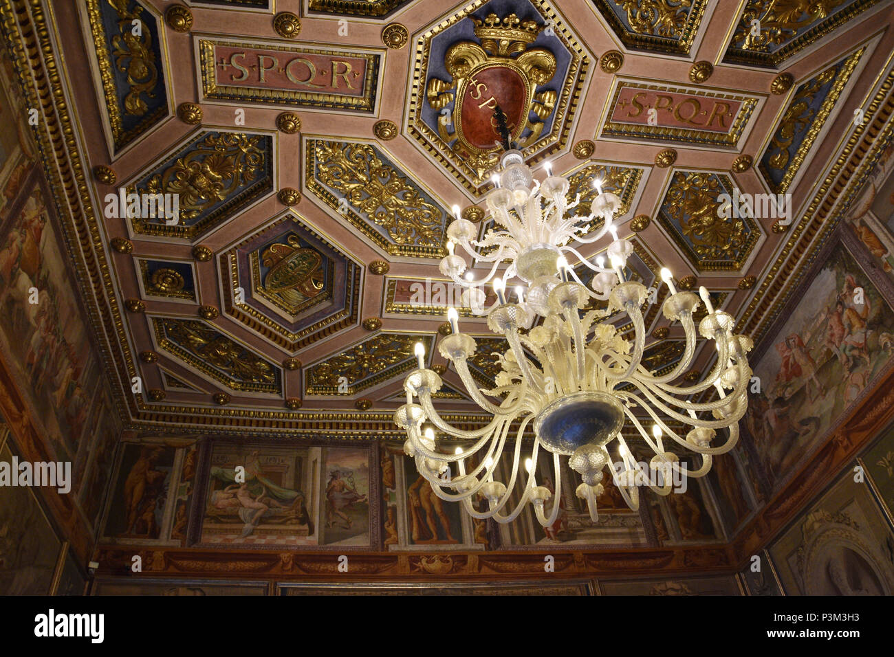Soffitto a cassettoni e un lampadario nella Sala degli Arazzi, il restauratore di appartamenti. I Musei Capitolini, Piazza del Campidoglio, Campidoglio Hi Foto Stock