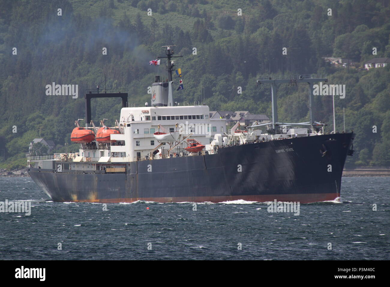 TS Empire State VI (T-AP-1001), un corso di formazione per nave gestita dalla SUNY Maritime College, passando Gourock durante il suo viaggio estivo nel 2018. Foto Stock